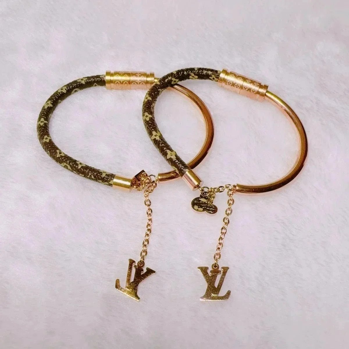 老花皮弯管手环皮手绳老花圆饼手链男女手镯情侣钛钢不掉色米奇